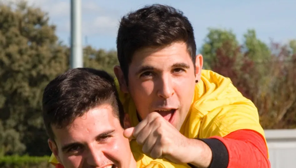 Curiel (arriba) festeja en compañía de Turi