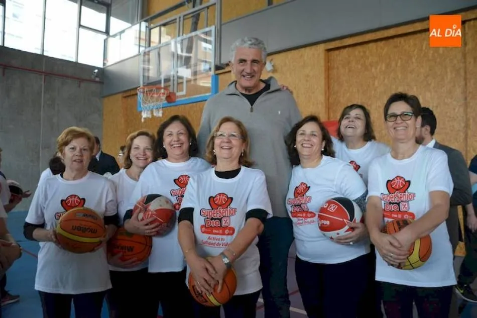 Fernando Romay junto a los participantes en el programa SúperSenior del curso pasado