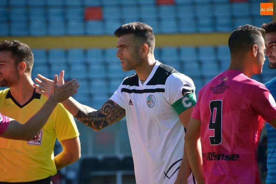 Armando, con el brazalete de capitán en el Salamanca UDS