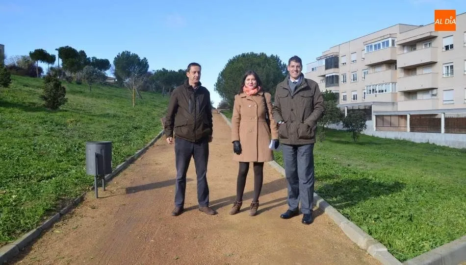 La concejala de Medio Ambiente, Parques y Jardines, Miryam Rodríguez, en los renovados paseos del Teso de la Feria. Foto de Lydia González