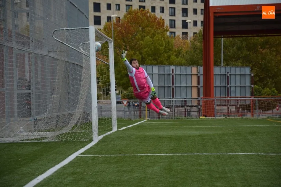 José Ángel, portero del Pizarrales, realiza una estirada