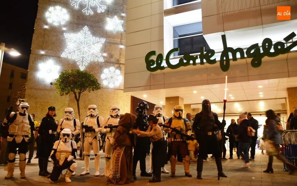 Encendido de la iluminación navideña de la fachada de El Corte Inglés de Salamanca. Foto: Lydia González