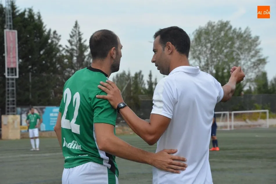 Ángel Sánchez da instrucciones a Juanjo
