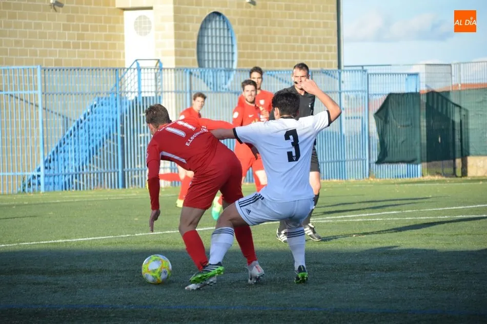 Un momento del choque en el San Casto / Lydia González