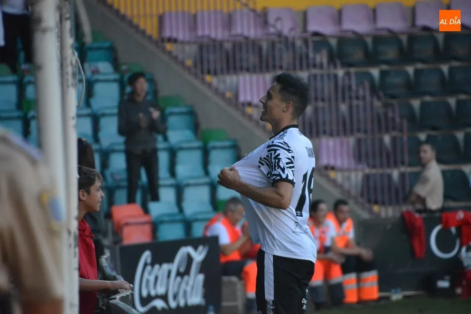 Gio celebra su gol en el derbi señalándose el escudo