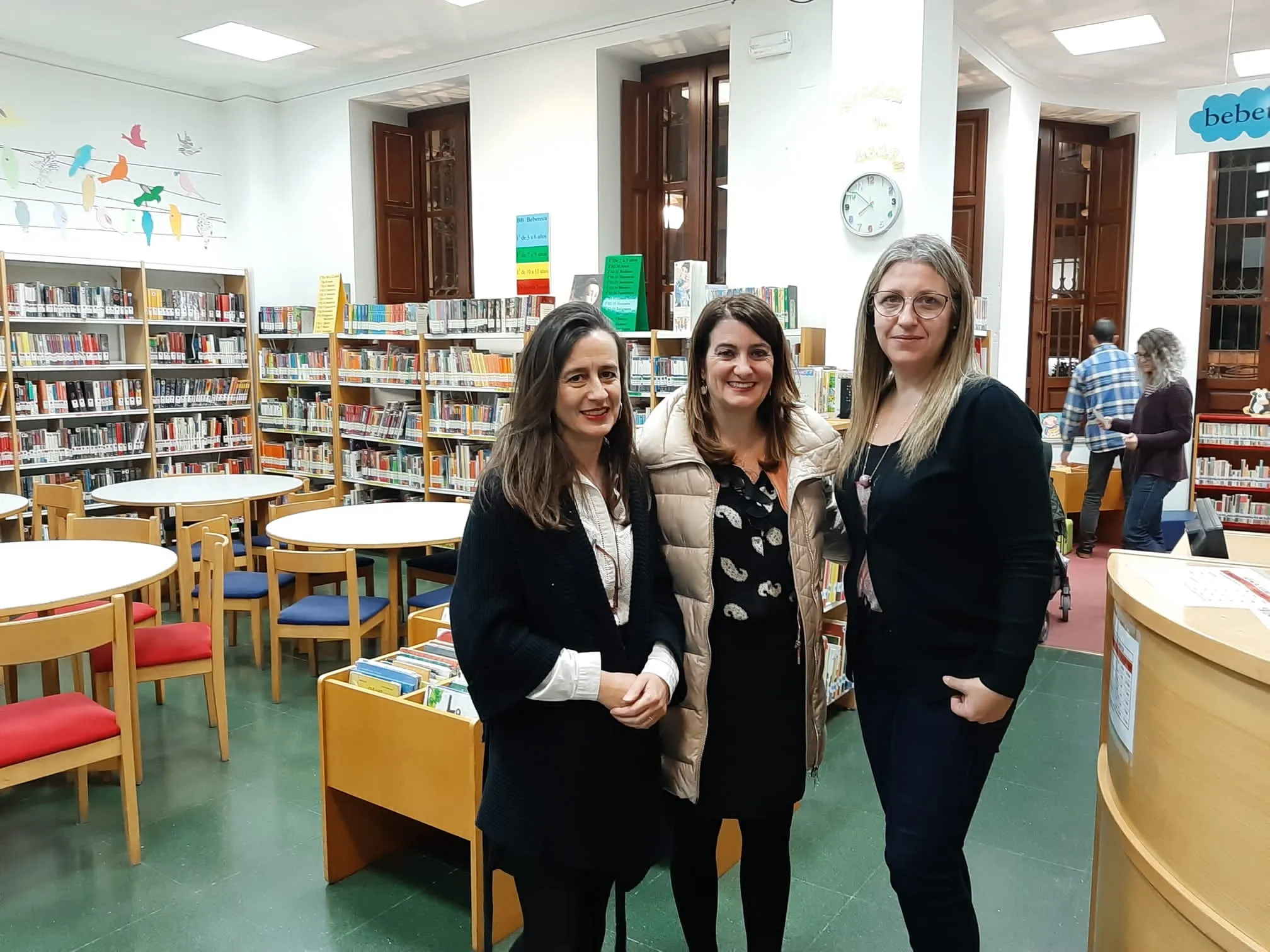 Visita de la concejal María Victoria Bermejo a una biblioteca municipal