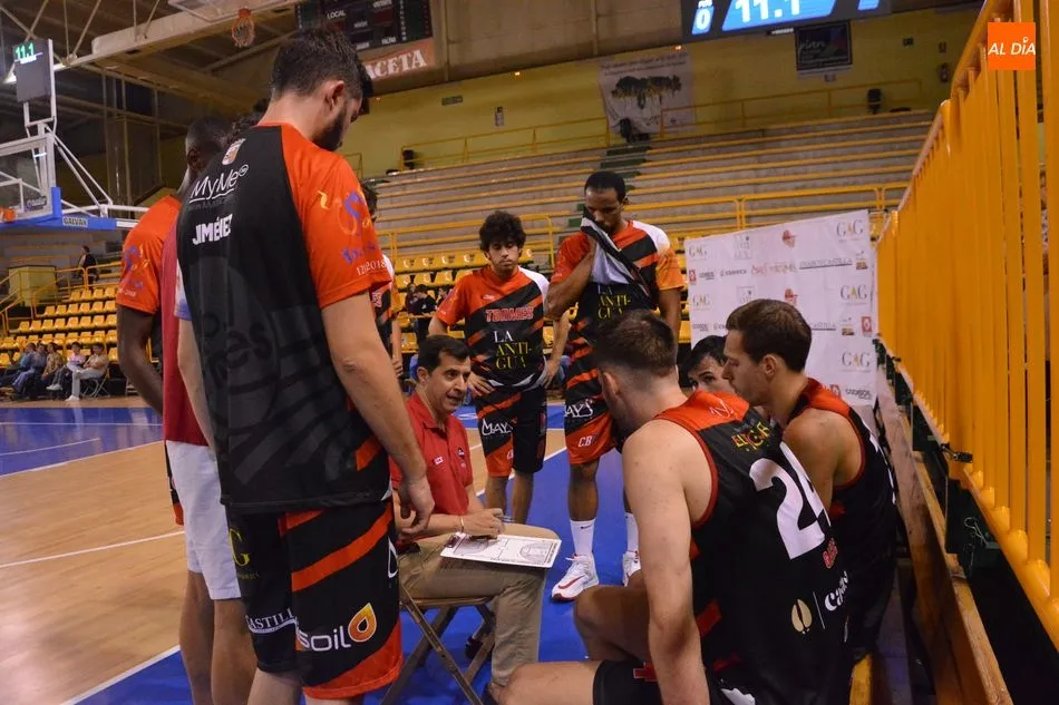 Avelino García da instrucciones a sus jugadores durante un tiempo muerto / Archivo