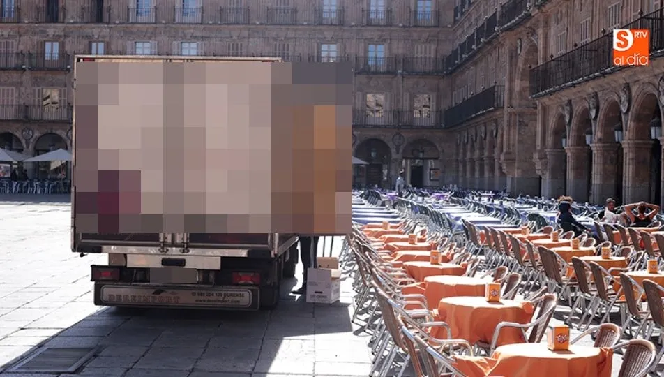 Foto de archivo de uno de los muchos camiones que habitualmente descarga mercancía en la Plaza Mayor