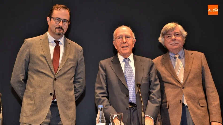 Marcelino Oreja, en el centro, antes de su intervención en el Liceo. Foto: Ángel Merino