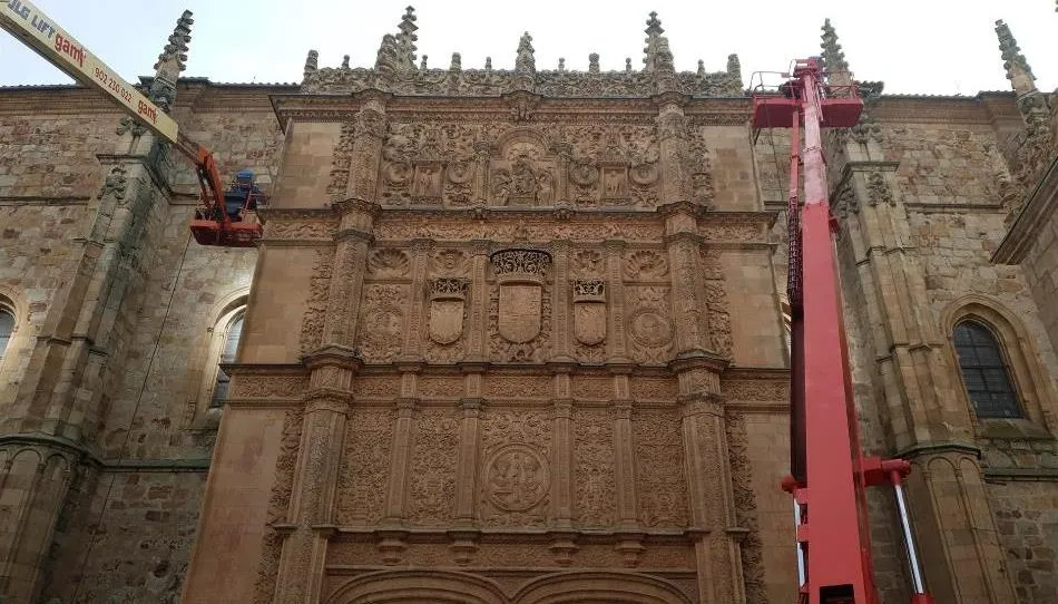 Grúas con las cámaras de este rodaje en el Patio de Escuelas