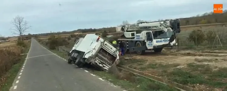 Camión de la basura de Alba de Tormes volcado junto a la carretera