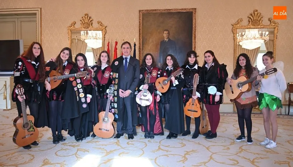El alcalde recibe a la Tuna Femenina de la Universidad de Salamanca por su 25 aniversario