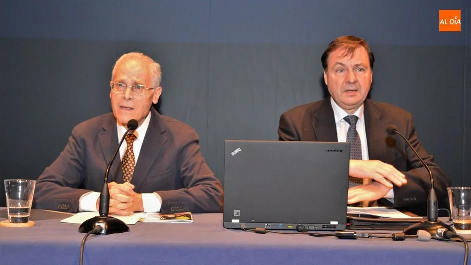 Ricardo de Luis Carballada ha estado acompañado por el catedrático Antonio Heredia. Foto: Ángel Merino