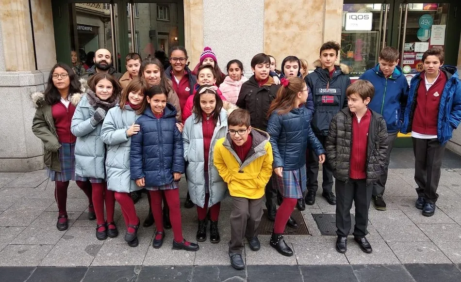 Alumnos del Colegio San Juan Bosco a las puertas del Teatro Liceo
