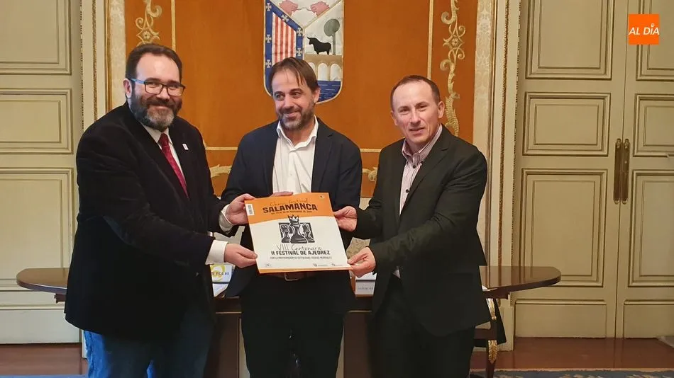 Los ponentes posan con el cartel de presentación del Festival