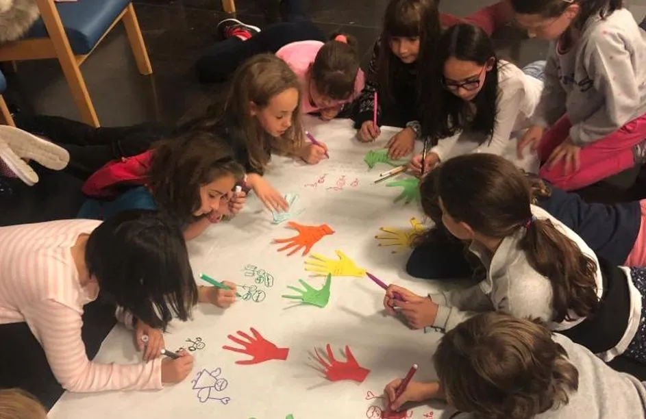 Elaboración del mural con todos los compromisos de los consejeros de Infancia de Santa Marta de Tormes
