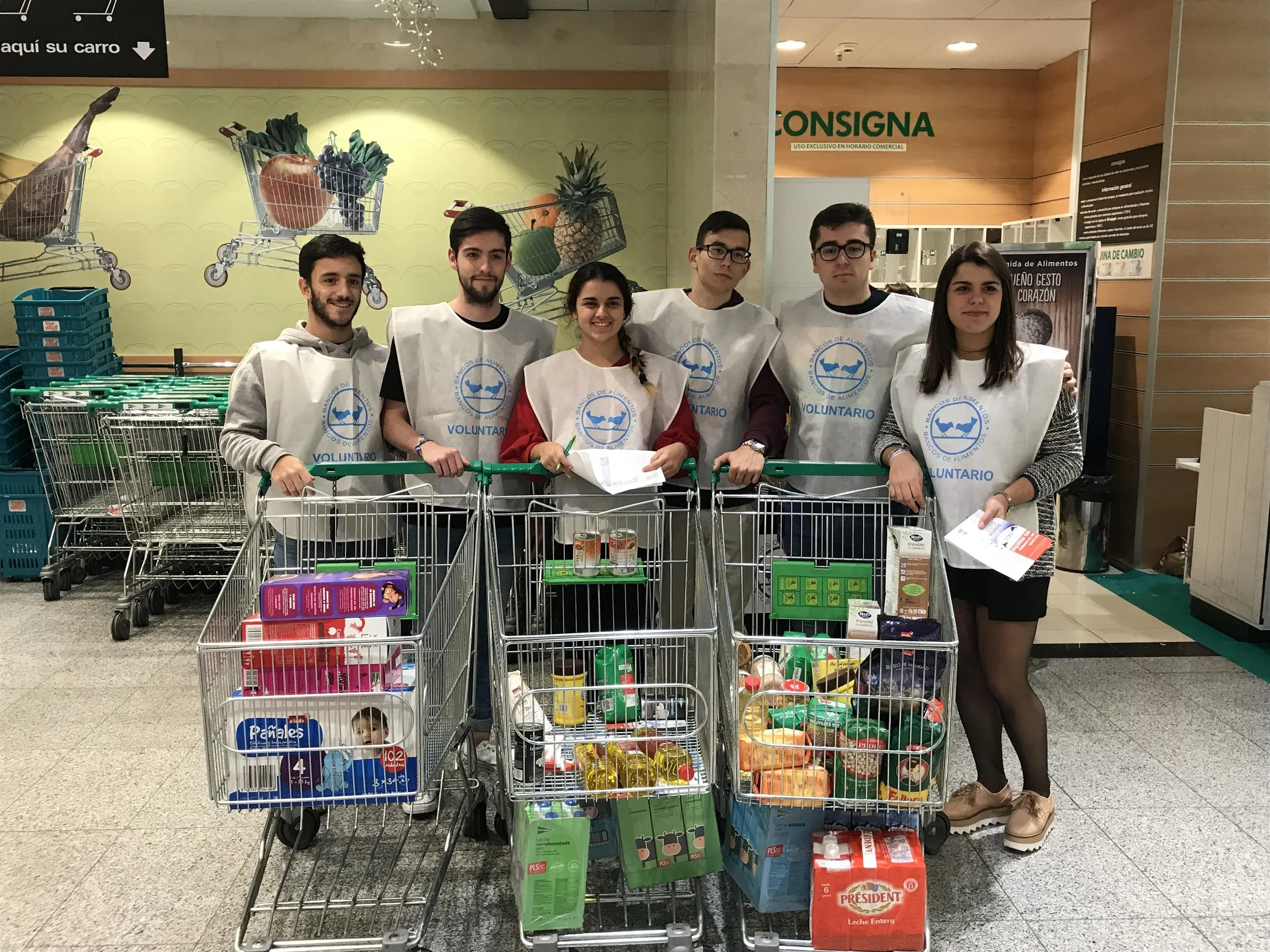 Varios voluntarios, en una campaña anterior