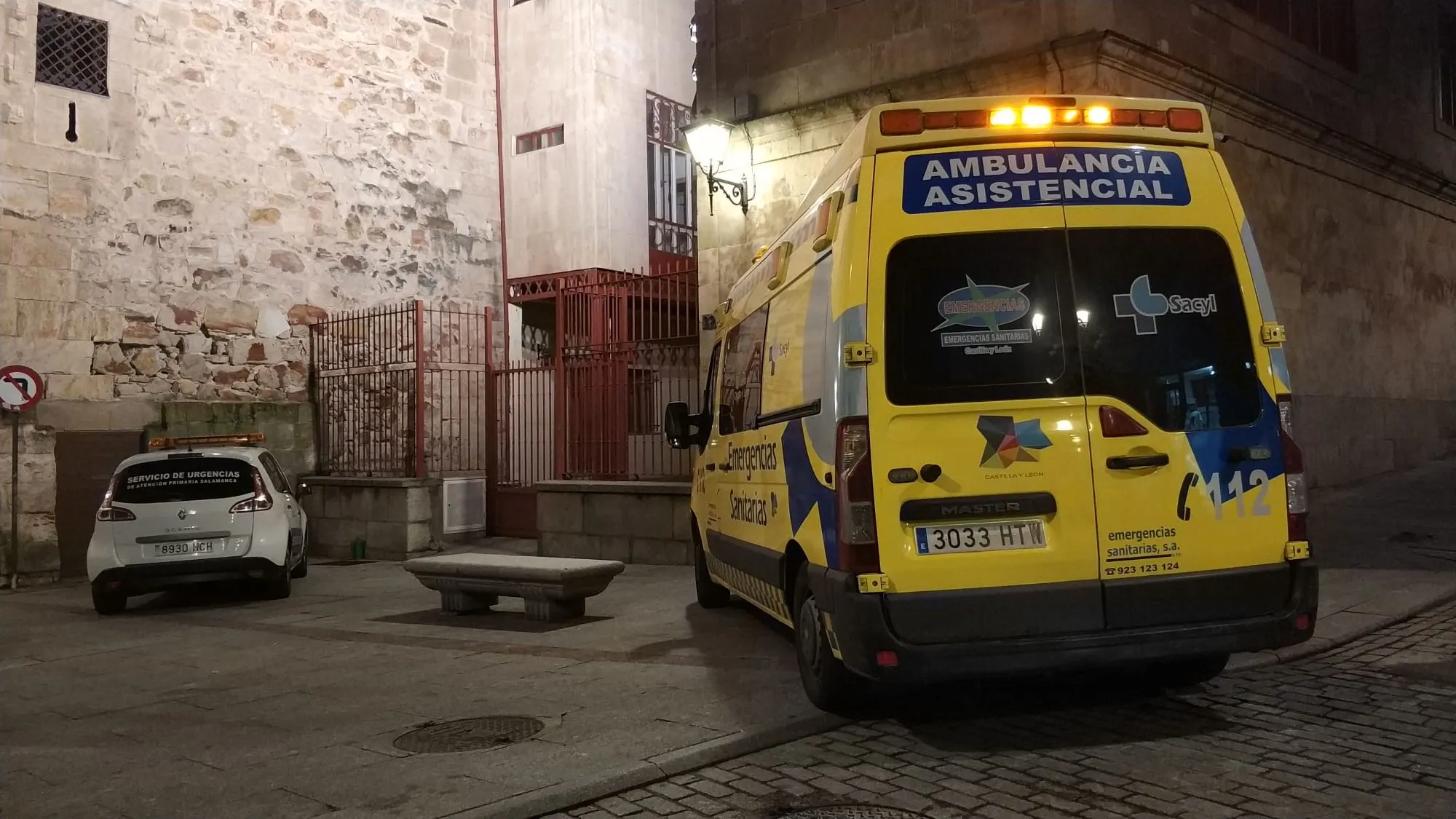 Una ambulancia, en el Colegio de Abogados / Lydia González