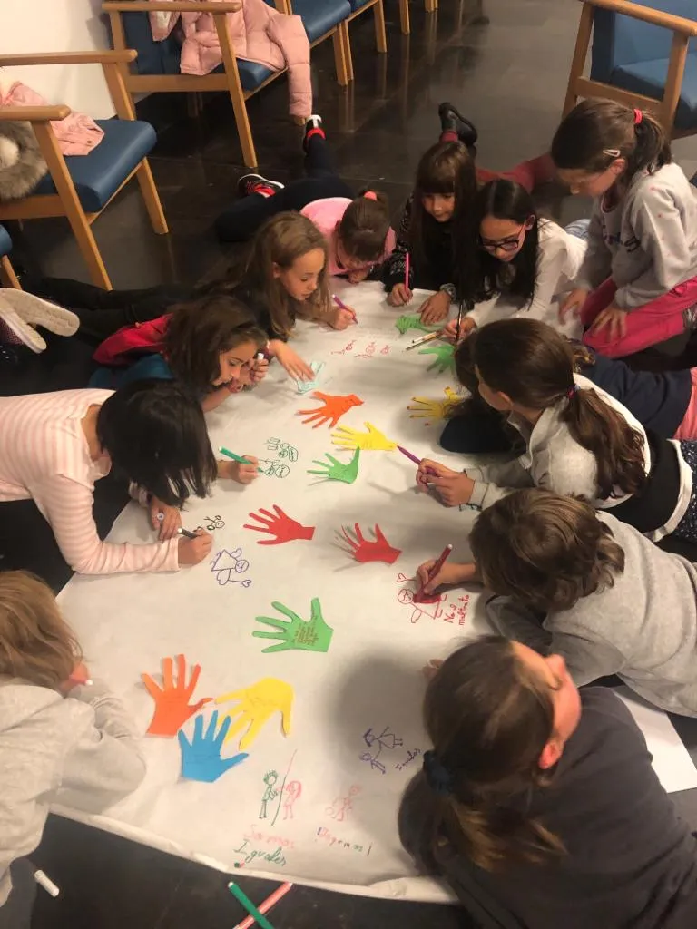 Los niños pintan el mural