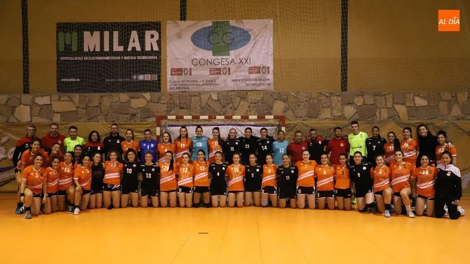 Foto de familia entre ambos equipos / Lydia González