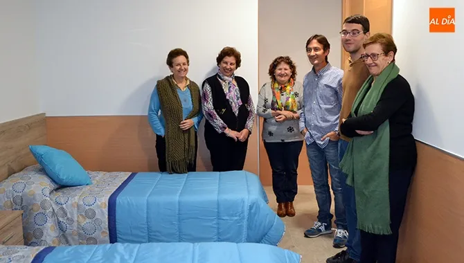 El párroco Lauren Sevillano presentaba el nuevo Centro de acogida junto a una representación de voluntarios