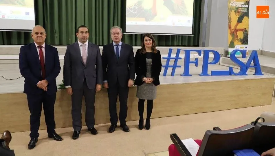 El director general de Formación Profesional, Régimen Especial y Equidad Educativa, Agustín Sigüenza, junto a otras autoridades en la apertura de esta jornada. Foto de Lydia González