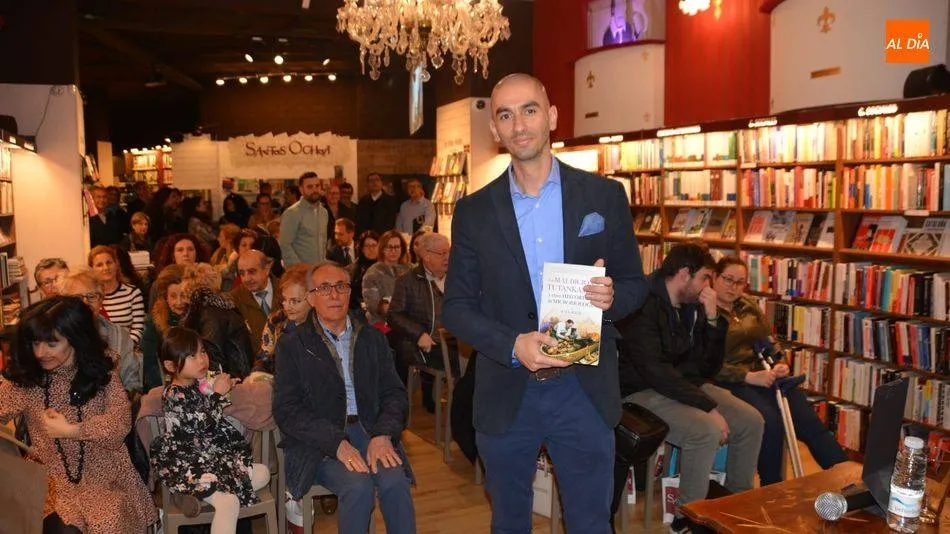 Raúl Rivas, en la presentación de su anterior libro en la Librería Santos Ochoa.