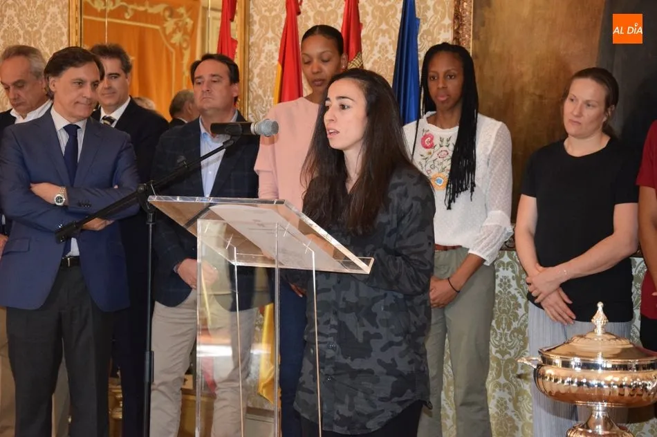 Silvia Domínguez, junto a otras compañeras, en un acto en el Ayuntamiento de Salamanca