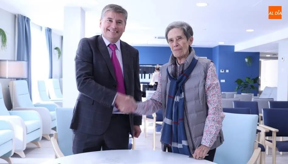 Jose Manuel Millán Calzada, delegado de Servicios Sociales de Clece,  y Carmen Calzada Feliú, directora de Cáritas Diocesana de Salamanca. Foto de Lydia González