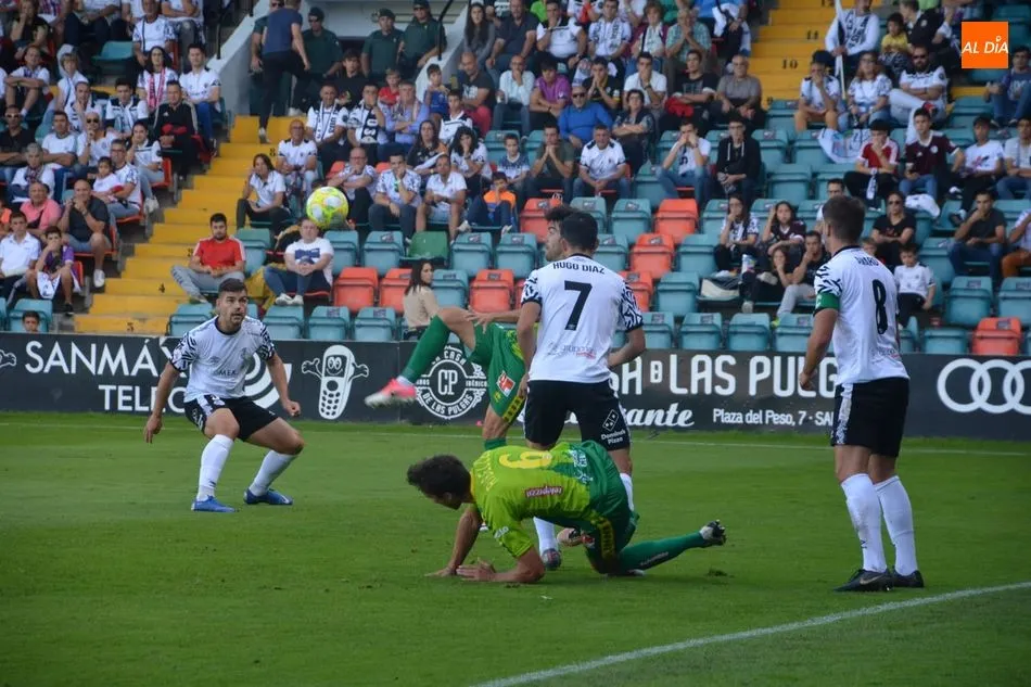 Una disputa en el derbi en el Helmántco