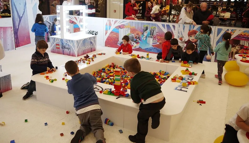 La zona de juego, ubicada en la plaza central, cuenta con una gran piscina de piezas Lego