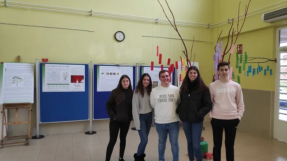 La exposición está instalada en la entrada del centro educativo