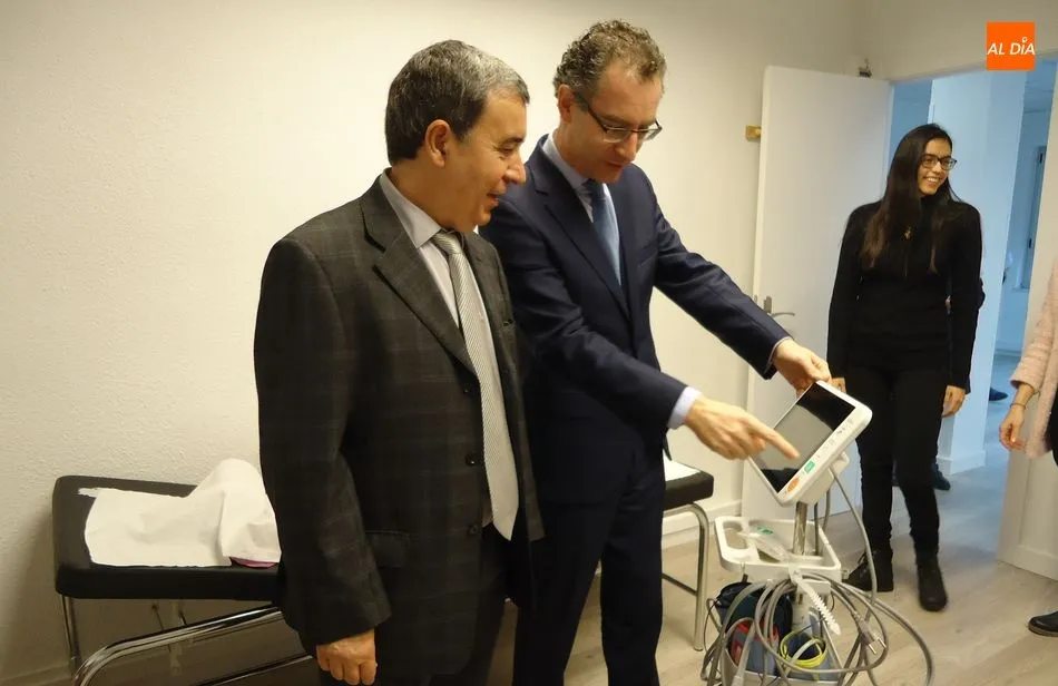 Luis García Ortiz y Luis Javier González muestran las nuevas instalaciones de la Unidad de Investigación de Atención Primaria