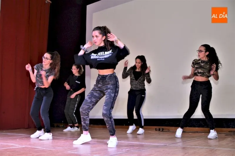 Actuación de baile por parte de un grupo de alumnas del centro / Ángel Merino