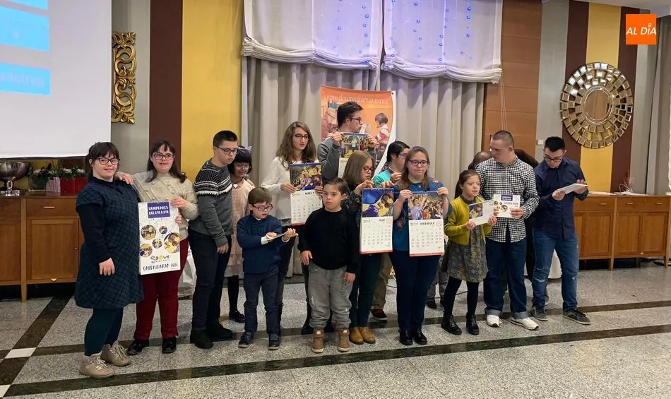Niños y jóvenes de la Asociación Síndrome de Dow posan con el nuevo calendario solidario. Foto: Lydia González
