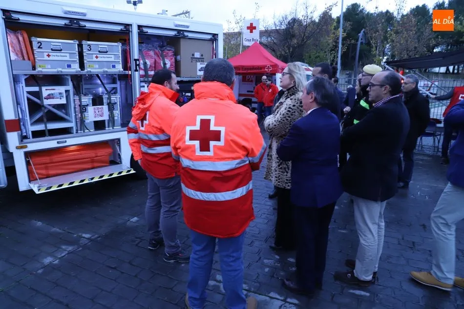 Los asistentes han visitado la exposición de emergencia en la sede de Cruz Roja Salamanca. Foto: Lydia González