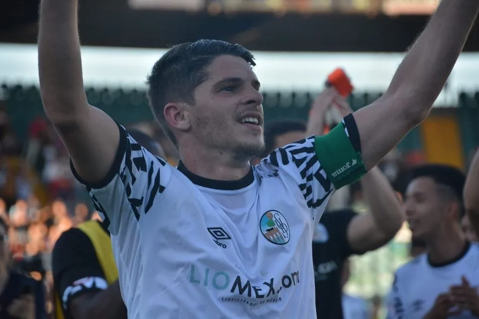 Amaro festeja un triunfo de su equipo