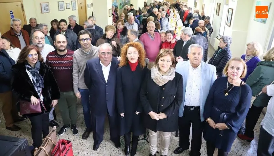 Concejales del Ayuntamiento de Salamanca y vecinos de Pizarrales en este encuentro de la asociación de mayores. Foto de Lydia González