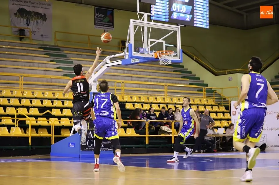 Una entrada a canasta del CB Tormes / Lydia González