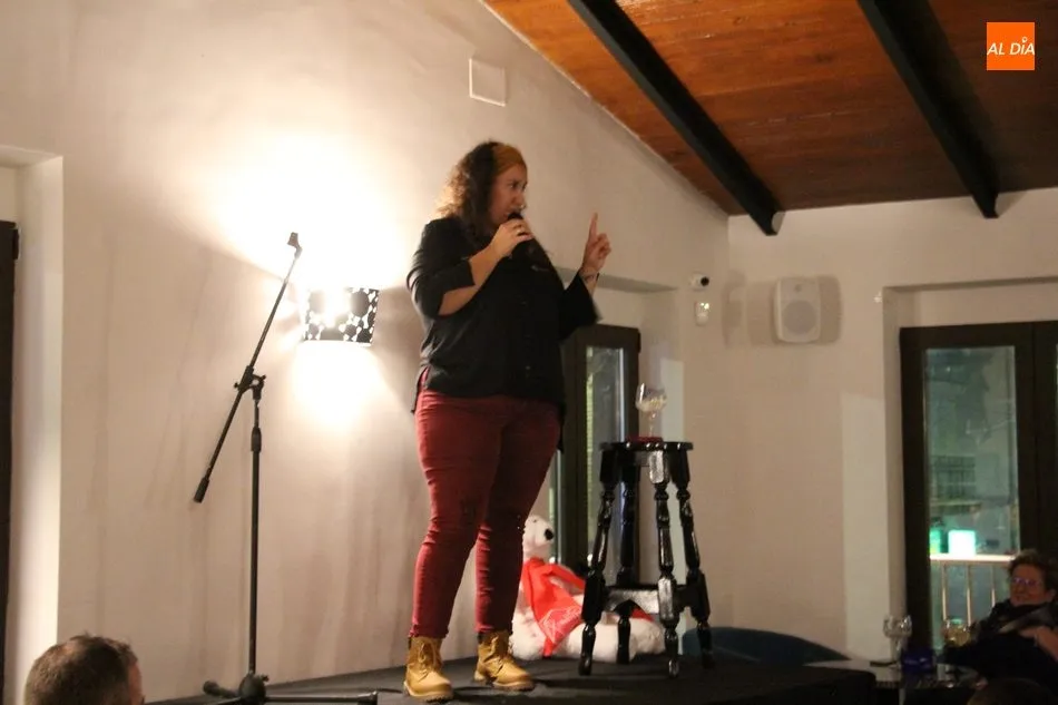 La monologuista Eva Cabezas logra las risas del público en El Trastero de Vitigudino  
