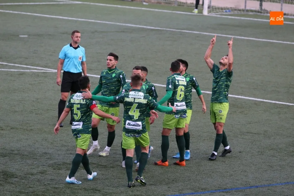 El Guijuelo celebra el primer tanto marcado por Pablo Espina