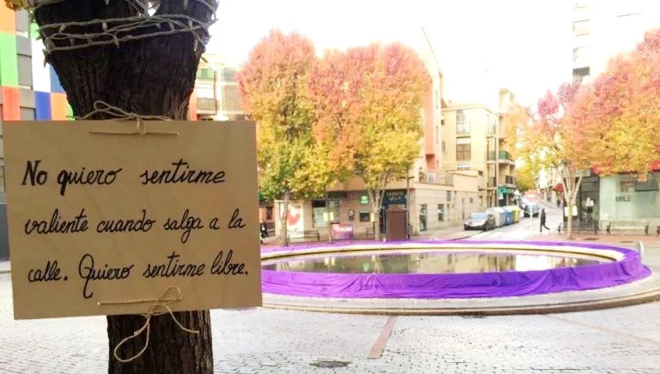 Uno de los carteles contra la violencia de género en la plaza del Oeste