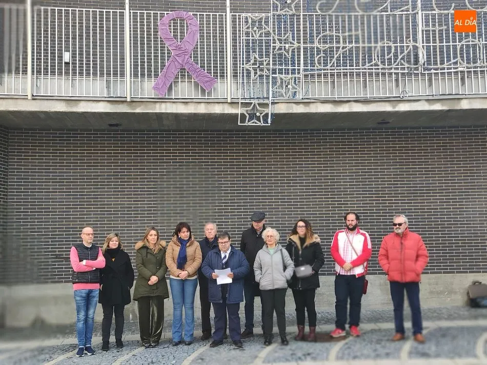 Lectura del manifiesto contra la Violencia de Género frente al Ayuntamiento de Santa Marta