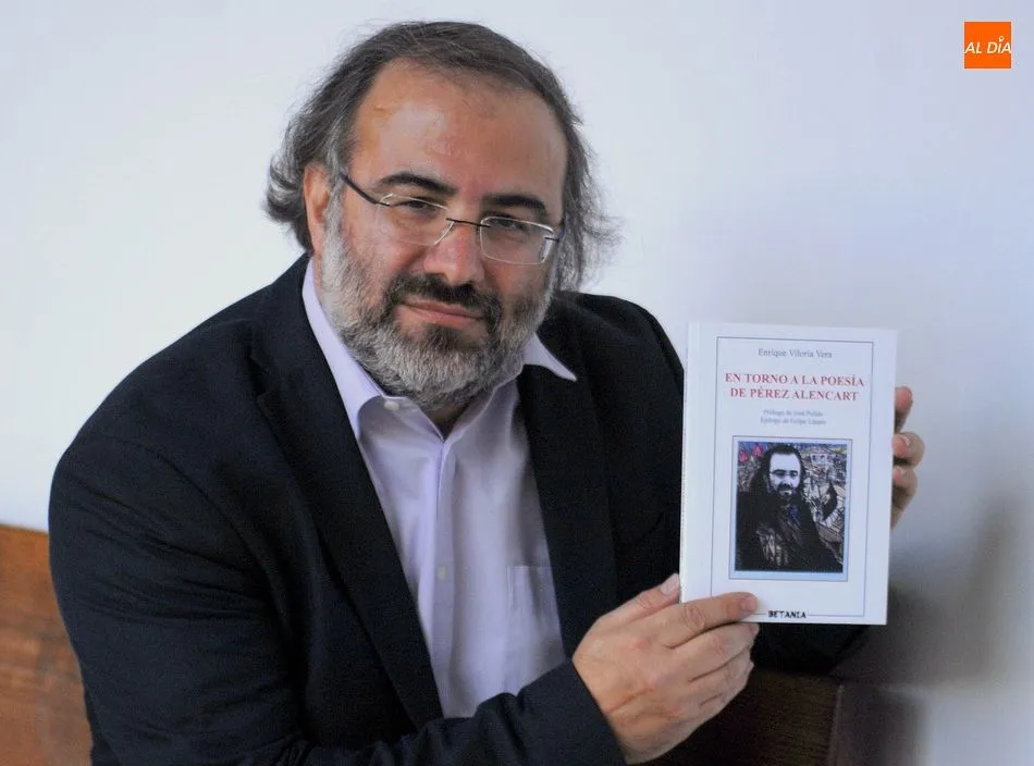 Alfredo Pérez Alencart con el libro. Foto: José Amador Martín