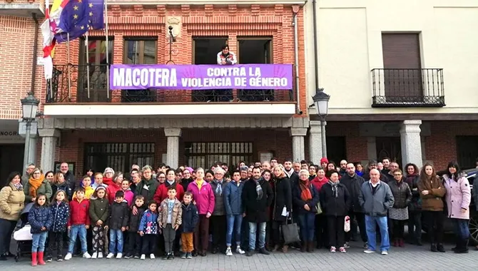 La Plaza Mayor acogía la concentración contra la violencia de género en Macotera