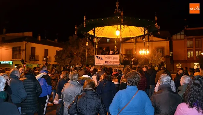La Plaza de España acogía la concentración y la lectura del manifiesto contra la violencia de género