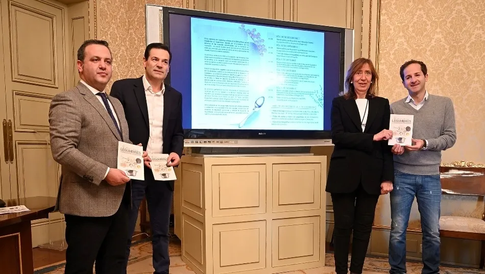 La concejala de Salud Pública y Consumo, María José Fresnadillo, junto al diputado provincial de Turismo, Francisco Javier García Hidalgo, y del director técnico de la IGP Lenteja de la Armuña y el Garbanzo de Pedrosillo, Nicolás Armenteros