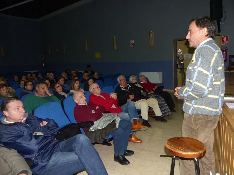 Miguel Ángel Gullón se dirige a los asistentes a la charla | Fotos: Pilar Corredera