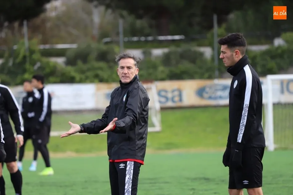 Larrazábal da instrucciones durante su primer entrenamiento / Lydia González