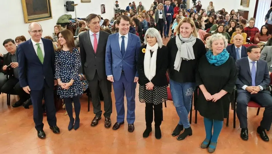 El presidente de la Junta de Castilla y León, Alfonso Fernández Mañueco, en el colegio Fonseca, en la  jornada organizada por la asociación Beatriz de Suabia de Salamanca. Foto EP